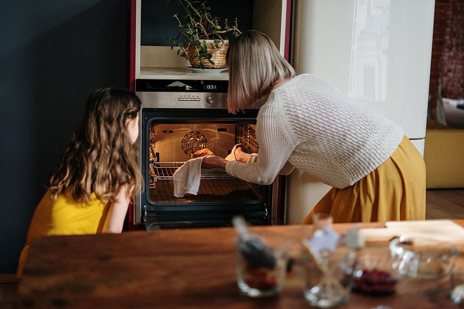 Benefits of Maintaining a Clean Oven